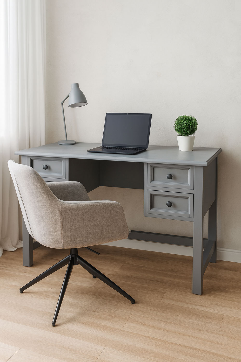 Na co zwrócić uwagę wybierając biurko drewniane?